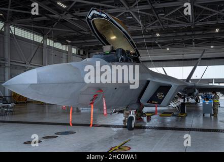 Personale Sgt. Kristen Semones, 43rd Fighter Generation Squadron, completa la sua lista di controllo durante la competizione di carico di armi dell'unità il 17 dicembre alla base dell'aeronautica Eglin, Fl. due equipaggi di carico di armi hanno gareggiato per vedere chi poteva caricare un AIM-120 e un AIM-9 sul loro aereo il più veloce e con il minor numero di errori. Il vincitore verrà annunciato in occasione della cerimonia di premiazione dell'unità per i 4th trimestri. (STATI UNITI Air Force photo/Samuel King Jr.) Foto Stock