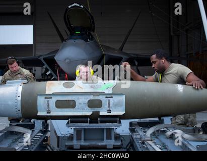 Un equipaggio di carico di 43rd Fighter Generation Squadron sposta un GBU-32 sul suo F-22 Raptor durante il concorso di carico di armi dell'unità Dic 17 presso la base dell'aeronautica Eglin, Fl. due equipaggi di carico di armi gareggiarono per vedere chi poteva caricare un AIM-120 e un AIM-9 sul loro aereo il più veloce e con il minor numero di errori. Il vincitore verrà annunciato in occasione della cerimonia di premiazione dell'unità per i 4th trimestri. (STATI UNITI Air Force Photo/Ilka Cole) Foto Stock