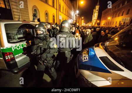 Monaco, Baviera, Germania. 22nd Dic 2021. Dopo aver cancellato la loro demo a Theresienwiese, anti-vaxers, neonazis, Reichsbuerger, Identitaere, Junge alternative, anti-maskers, Bozkurts (Gray Wolves), e altri si sono riuniti in migliaia per intimidire prima ad una demo anti-cospirazione, ma poi occupato Leopoldstr. E ha rotto attraverso linee di polizia che sembrava progettato per fallire ripetutamente come i ribelli alla fine marciato attraverso la città. (Credit Image: © Sachelle Babbar/ZUMA Press Wire) Foto Stock