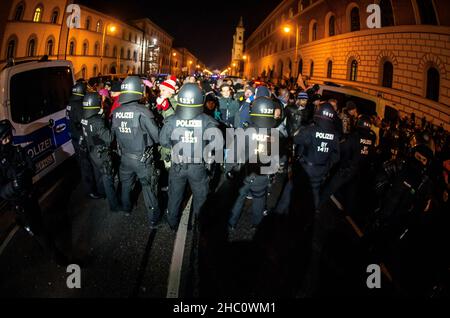 Monaco, Baviera, Germania. 22nd Dic 2021. Dopo aver cancellato la loro demo a Theresienwiese, anti-vaxers, neonazis, Reichsbuerger, Identitaere, Junge alternative, anti-maskers, Bozkurts (Gray Wolves), e altri si sono riuniti in migliaia per intimidire prima ad una demo anti-cospirazione, ma poi occupato Leopoldstr. E ha rotto attraverso linee di polizia che sembrava progettato per fallire ripetutamente come i ribelli alla fine marciato attraverso la città. (Credit Image: © Sachelle Babbar/ZUMA Press Wire) Foto Stock