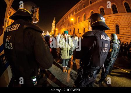 Monaco, Baviera, Germania. 22nd Dic 2021. Dopo aver cancellato la loro demo a Theresienwiese, anti-vaxers, neonazis, Reichsbuerger, Identitaere, Junge alternative, anti-maskers, Bozkurts (Gray Wolves), e altri si sono riuniti in migliaia per intimidire prima ad una demo anti-cospirazione, ma poi occupato Leopoldstr. E ha rotto attraverso linee di polizia che sembrava progettato per fallire ripetutamente come i ribelli alla fine marciato attraverso la città. (Credit Image: © Sachelle Babbar/ZUMA Press Wire) Foto Stock