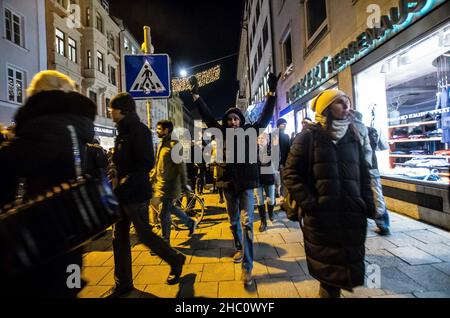 Monaco, Baviera, Germania. 22nd Dic 2021. Dopo aver cancellato la loro demo a Theresienwiese, anti-vaxers, neonazis, Reichsbuerger, Identitaere, Junge alternative, anti-maskers, Bozkurts (Gray Wolves), e altri si sono riuniti in migliaia per intimidire prima ad una demo anti-cospirazione, ma poi occupato Leopoldstr. E ha rotto attraverso linee di polizia che sembrava progettato per fallire ripetutamente come i ribelli alla fine marciato attraverso la città. (Credit Image: © Sachelle Babbar/ZUMA Press Wire) Foto Stock