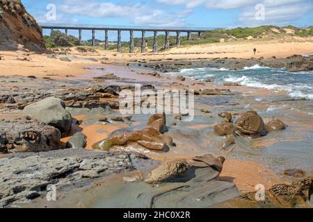 Ponte a traliccio sopra la spiaggia di Kilcunda sul Bass Coast Rail Trail Foto Stock