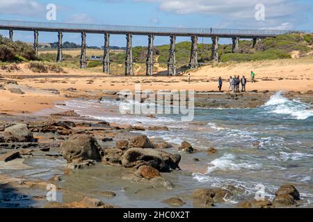 Ponte a traliccio sopra la spiaggia di Kilcunda sul Bass Coast Rail Trail Foto Stock