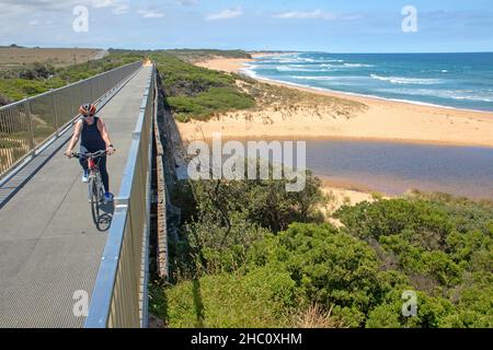 Ponte a traliccio sopra la spiaggia di Kilcunda sul Bass Coast Rail Trail Foto Stock