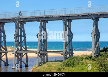 Ponte a traliccio sopra la spiaggia di Kilcunda sul Bass Coast Rail Trail Foto Stock