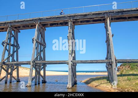 Ponte a traliccio sopra la spiaggia di Kilcunda sul Bass Coast Rail Trail Foto Stock