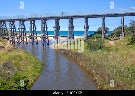 Ponte a traliccio sopra la spiaggia di Kilcunda sul Bass Coast Rail Trail Foto Stock