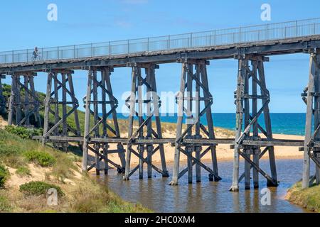 Ponte a traliccio sopra la spiaggia di Kilcunda sul Bass Coast Rail Trail Foto Stock