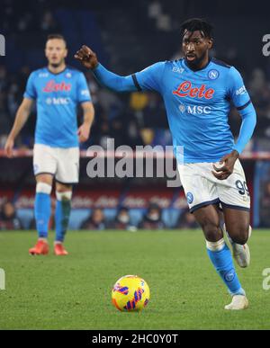 Napoli, Campania, Italia. 22nd Dic 2021. Durante la serie Italiana Una partita di calcio SSC Napoli vs FC Spezia il 22 dicembre 2021 allo stadio Diego Armando Maradona di Napoli.in foto: Frank Anguissa (Credit Image: © Fabio Sasso/ZUMA Press Wire) Foto Stock