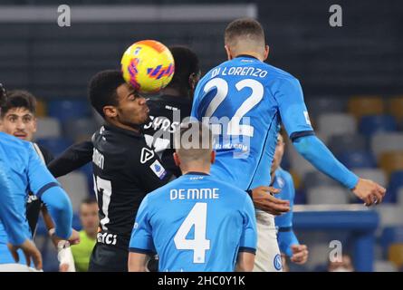 Napoli, Campania, Italia. 22nd Dic 2021. L'Asian Kelvin di Spezia fa un duello per rubare la palla da Giovanni di Lorenzo di Napoli.durante la serie Italiana Una partita di calcio SSC Napoli vs FC Spezia il 22 dicembre 2021 allo stadio Diego Armando Maradona di Napoli. (Credit Image: © Fabio Sasso/ZUMA Press Wire) Foto Stock