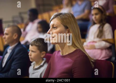 Donna che guarda spettacolo teatrale nella sala del teatro Foto Stock