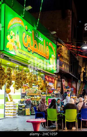 Un gruppo di donne giordane che siedono fuori Da Un Downtown Juice Bar che beve succhi di frutta fresca, Amman, Giordania. Foto Stock