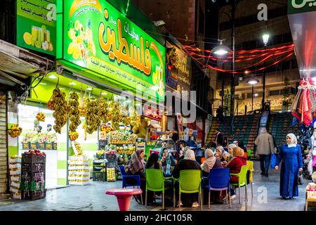 Un gruppo di donne giordane che siedono fuori Da Un Downtown Juice Bar che beve succhi di frutta fresca, Amman, Giordania. Foto Stock