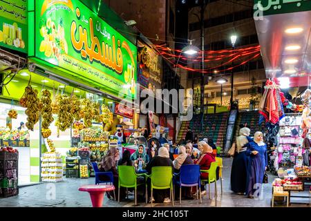 Un gruppo di donne giordane che siedono fuori Da Un Downtown Juice Bar che beve succhi di frutta fresca, Amman, Giordania. Foto Stock