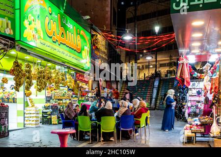 Un gruppo di donne giordane che siedono fuori Da Un Downtown Juice Bar che beve succhi di frutta fresca, Amman, Giordania. Foto Stock