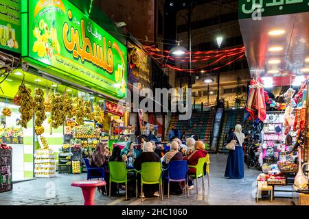 Un gruppo di donne giordane che siedono fuori Da Un Downtown Juice Bar che beve succhi di frutta fresca, Amman, Giordania. Foto Stock