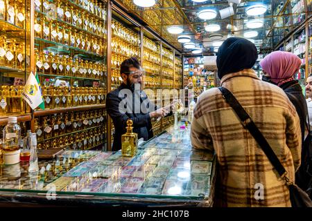 Giovani donne giordane che acquistano profumi/profumi da Un negozio di profumi, Amman, Giordania. Foto Stock