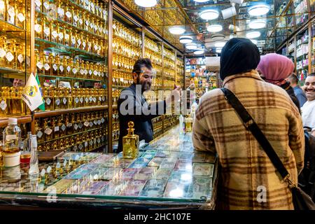 Giovani donne giordane che acquistano profumi/profumi da Un negozio di profumi, Amman, Giordania. Foto Stock