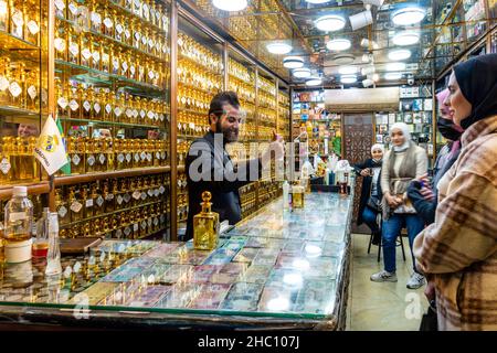 Giovani donne giordane che acquistano profumi/profumi da Un negozio di profumi, Amman, Giordania. Foto Stock