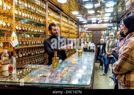 Giovani donne giordane che acquistano profumi/profumi da Un negozio di profumi, Amman, Giordania. Foto Stock