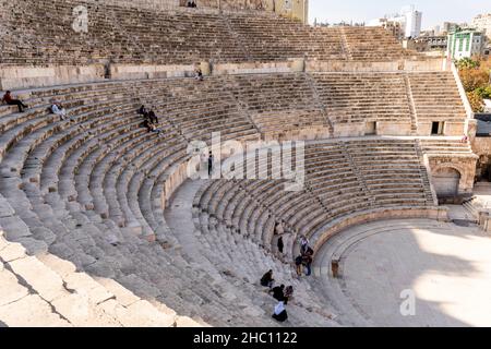 Visitatori del Teatro Romano, Amman, Giordania. Foto Stock