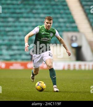 Easter Road Stadium, Edinburgh.Scotland UK.22nd Dec 21 Hibernian vs Aberdeen Cinch Premiership Match. Chris Cadden (#27) di Hibernian FC Credit: eric mccowat/Alamy Live News Foto Stock