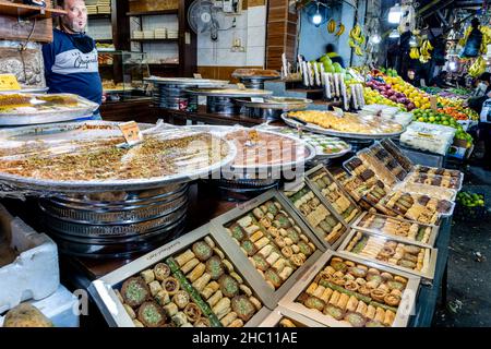 Dolci tradizionali, dolci e biscotti in vendita presso il Souk, Downtown, Amman, Jordan. Foto Stock