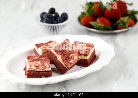 crema di cioccolato ed Velvet Cheese Brownie con motivo Swirl sulla parte superiore, torta fatta in casa deliziosa a due strati. Foto Stock