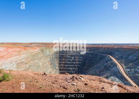 La miniera d'oro di Gwalia è la più profonda miniera di camion nel mondo a 1.600m sotto superficie, vicino Leonora, Australia occidentale, WA, Australia Foto Stock