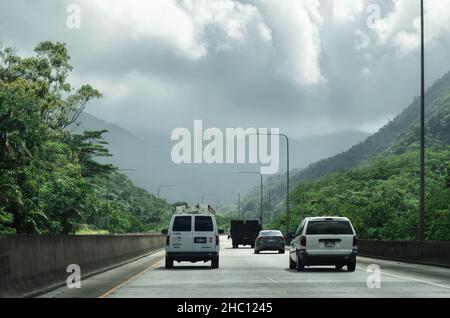 Honolulu, Hawaii, USA - 9 luglio 2013: Auto che guidano sulla superstrada John A Burns H3 in un giorno coperto Foto Stock