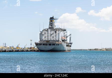 Honolulu, Hawaii, USA - 9 luglio 2013: NAVE navale STATUNITENSE Guadalupe ormeggiata a Pearl Harbor Foto Stock