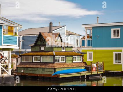 Galleggiante Casa Village Case colorate. Fisherman's Wharf Reflection Inner Harbor, Victoria BC, Canada Pacific Northwest. Area ha case galleggianti, Foto Stock