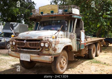 Immagini della Thailandia nord-orientale conosciuta come regione di Esa o Isaan. Forti tradizioni culturali in un ambiente rurale. Colorato e eccentrico, bello e unico. Foto Stock
