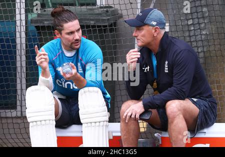 Rory Burns in Inghilterra chiacchiera con il Batting Coach Graham Thorpe ( a destra ) durante una sessione di reti al Melbourne Cricket Ground, Melbourne. Data foto: Giovedì 23 2021 dicembre. Foto Stock