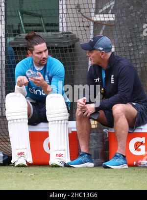 Rory Burns in Inghilterra chiacchiera con il Batting Coach Graham Thorpe ( a destra ) durante una sessione di reti al Melbourne Cricket Ground, Melbourne. Data foto: Giovedì 23 2021 dicembre. Foto Stock