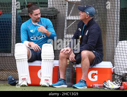 Rory Burns in Inghilterra chiacchiera con il Batting Coach Graham Thorpe ( a destra ) durante una sessione di reti al Melbourne Cricket Ground, Melbourne. Data foto: Giovedì 23 2021 dicembre. Foto Stock