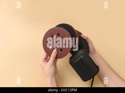 montaggio di una mola su una rettificatrice eccentrica. Foto Stock