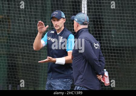 Joe Root (a sinistra) dell'Inghilterra parla con Graham Thorpe durante una sessione di reti al Melbourne Cricket Ground, Melbourne. Data foto: Giovedì 23 2021 dicembre. Foto Stock