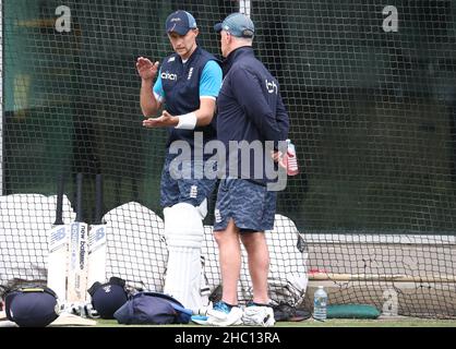 Joe Root (a sinistra) dell'Inghilterra parla con Graham Thorpe durante una sessione di reti al Melbourne Cricket Ground, Melbourne. Data foto: Giovedì 23 2021 dicembre. Foto Stock