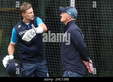 Joe Root (a sinistra) dell'Inghilterra parla con Graham Thorpe durante una sessione di reti al Melbourne Cricket Ground, Melbourne. Data foto: Giovedì 23 2021 dicembre. Foto Stock