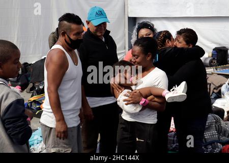 I migranti dell'America centrale lasciano la Casa del Pellegrino dopo 10 giorni, dicono Arrivederci ai loro colleghi e amici prima di continuare il loro viaggio verso il nord del paese alla ricerca di opportunità di lavoro. Il 22 dicembre 2021 a Città del Messico, Messico. (Foto di Luis Barron/ Eyepix Group) Foto Stock