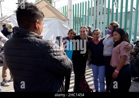 I migranti dell'America centrale lasciano la Casa del Pellegrino dopo 10 giorni, dicono Arrivederci ai loro colleghi e amici prima di continuare il loro viaggio verso il nord del paese alla ricerca di opportunità di lavoro. Il 22 dicembre 2021 a Città del Messico, Messico. (Foto di Luis Barron/ Eyepix Group) Foto Stock