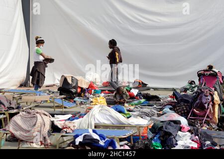 I migranti dell'America centrale lasciano la Casa del Pellegrino dopo 10 giorni, dicono Arrivederci ai loro colleghi e amici prima di continuare il loro viaggio verso il nord del paese alla ricerca di opportunità di lavoro. Il 22 dicembre 2021 a Città del Messico, Messico. (Foto di Luis Barron/ Eyepix Group) Foto Stock