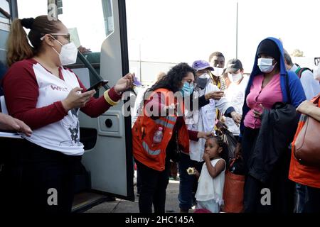 I migranti dell'America centrale salono a bordo dell'autobus che si dirige verso il nord del paese alla ricerca di opportunità di lavoro dopo 10 giorni di permanenza nella Casa del Pellegrino. Il 22 dicembre 2021 a Città del Messico, Messico. (Foto di Luis Barron/ Eyepix Group) Foto Stock