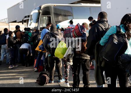 I migranti dell'America centrale salono a bordo dell'autobus che si dirige verso il nord del paese alla ricerca di opportunità di lavoro dopo 10 giorni di permanenza nella Casa del Pellegrino. Il 22 dicembre 2021 a Città del Messico, Messico. (Foto di Luis Barron/ Eyepix Group) Foto Stock