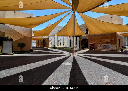 Doha è perfetta per una sosta di pochi giorni. Ha un'area moderna molto interessante e un fantastico vecchio mercato Foto Stock