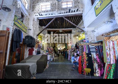 Doha è perfetta per una sosta di pochi giorni. Ha un'area moderna molto interessante e un fantastico vecchio mercato Foto Stock