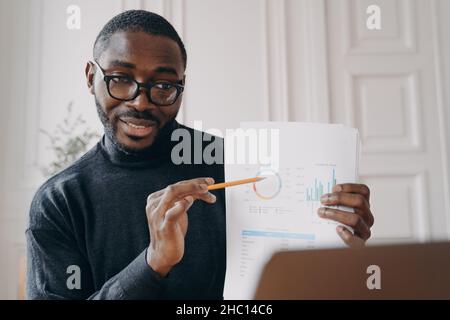 Piacevole immerso nel lavoro africano maschio home Office lavoratore tiene business meeting online Foto Stock