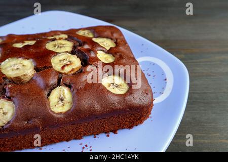 Piatto di deliziosa torta di banana al cioccolato integrale appena sfornata Foto Stock